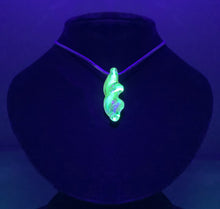 Load image into Gallery viewer, UV Twist Pendant by HD Glass

